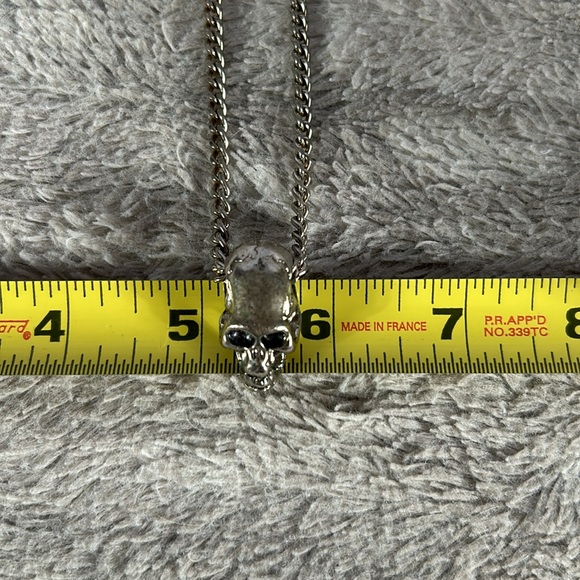 Silver colored 18 inch necklace with skull head - Picture 6 of 7